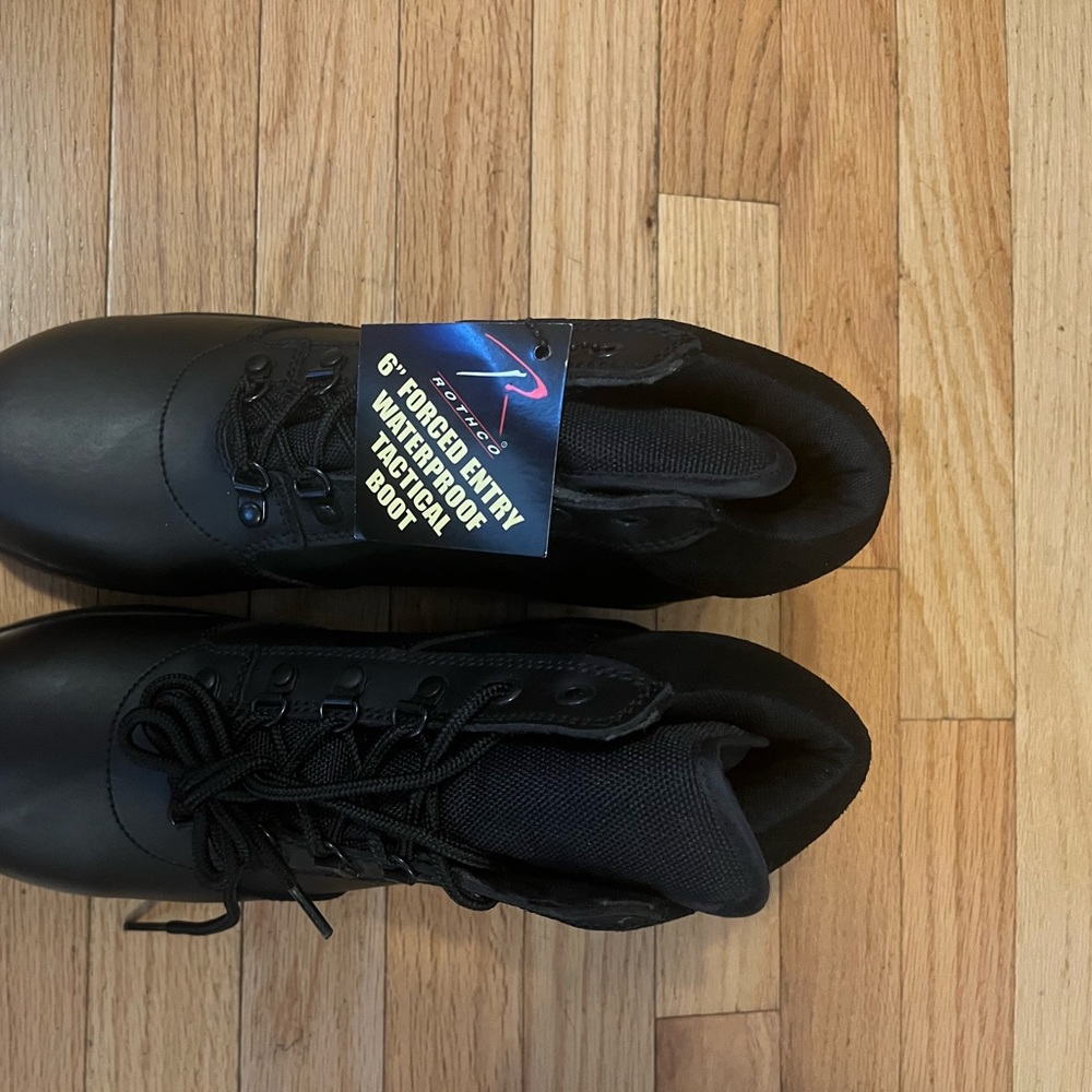New in Box Men’s Waterproof Tactical Boots Size 8 1/2